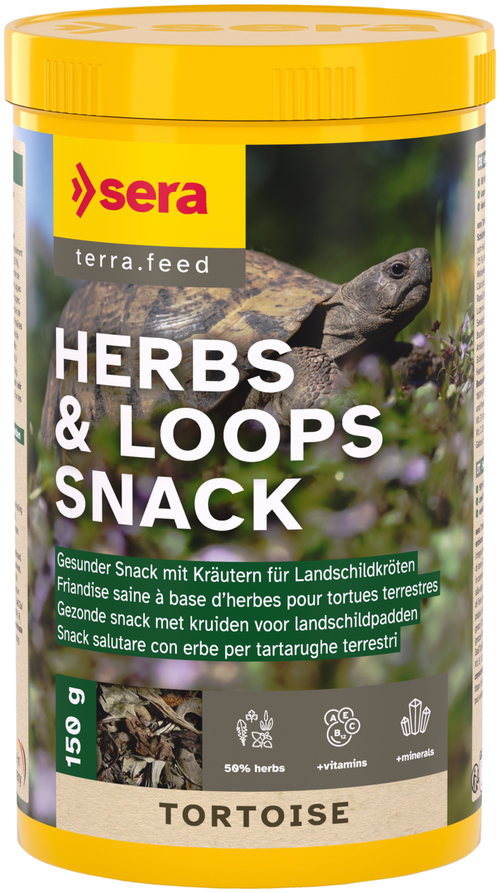 Zylindrischer Behälter für Sera „Herbs & Loops Snack“ Schildkrötenfutter. Etikett: braune Landschildkröte auf grünem Laub mit kleinen lila Blüten. Groß: „HERBS & LOOPS SNACK“. Kräutersnack mit Vitaminen/Mineralien, 150 g.