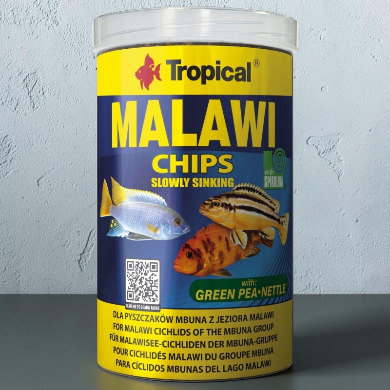 Zylindrischer Behälter mit Tropical Malawi Chips Fischfutter. Gelb-blaues Etikett mit drei Malawisee-Cichliden (blau, gestreift, orange). Bewirbt langsam sinkende Chips mit Spirulina, grünen Erbsen und Brennnesseln für Mbuna-Cichliden.