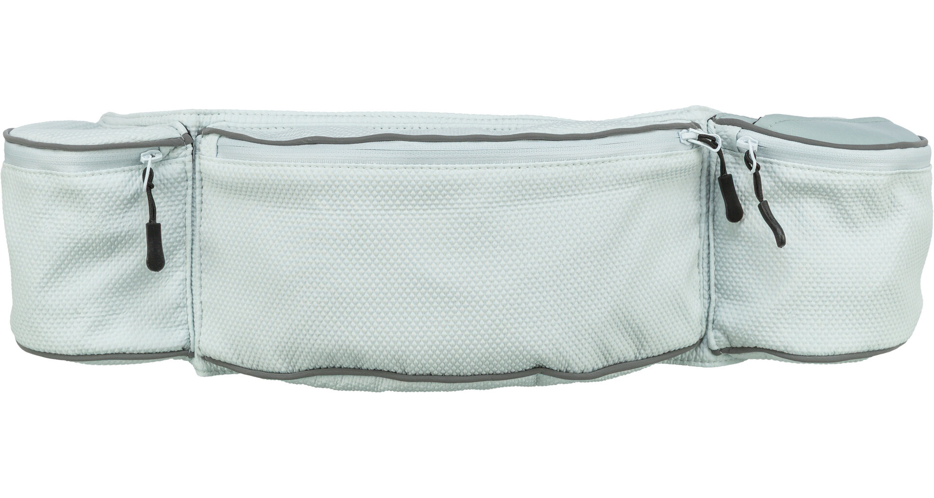 Hellblaue Gürteltasche/Hüfttasche mit drei separaten Reißverschlussfächern, das mittlere ist am größten. Strukturierte Oberfläche mit kleinen erhabenen Punkten, graue Reißverschlüsse und Kanten.