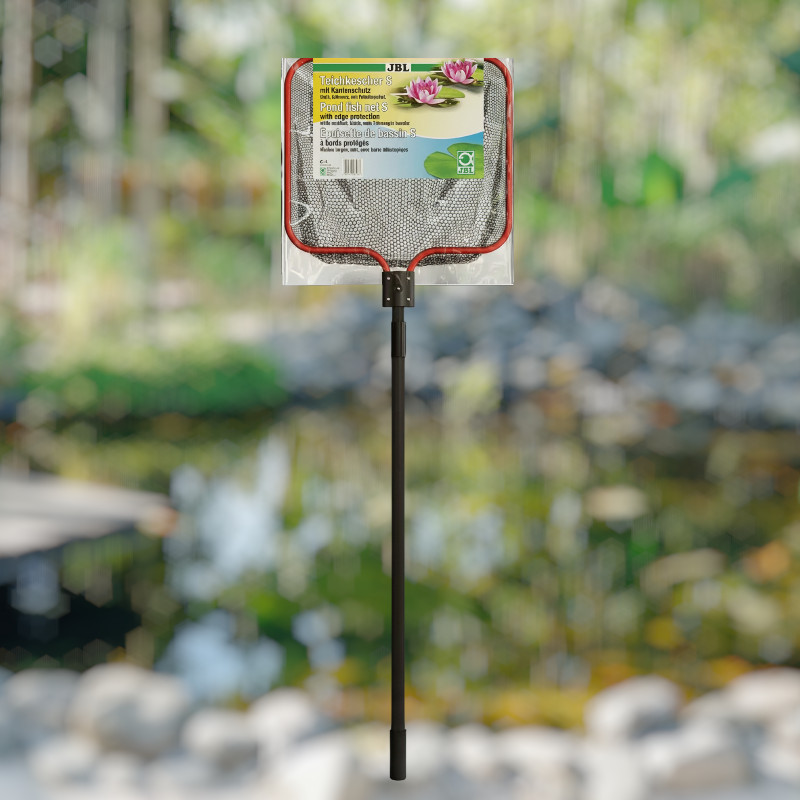 Epuisette de bassin JBL avec manche télescopique et grosse épuisette noire sur fond de bassin flou.