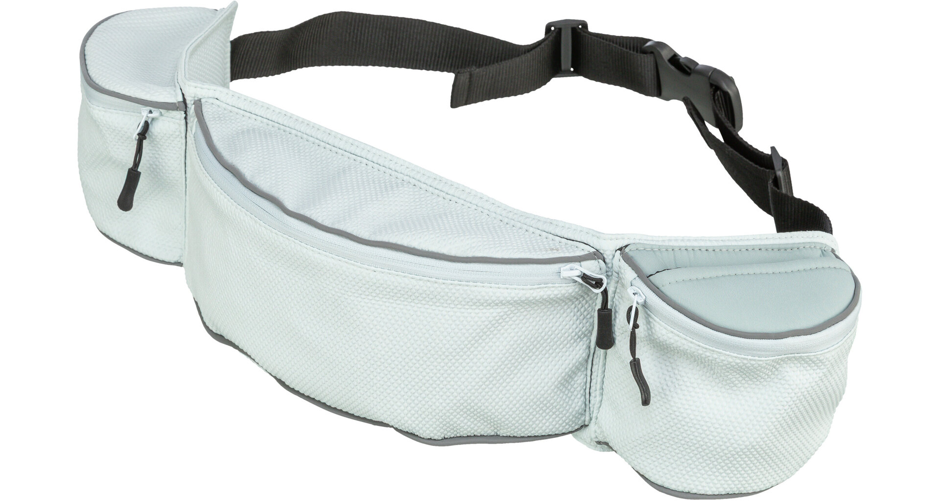 Helle, sportliche Hüfttasche in Blassgrau mit fein strukturierter Oberfläche und mehreren Reißverschlussfächern. Mit dunklen Zierleisten und verstellbarem schwarzem Gurt mit Klickverschluss, ideal für Sport und Reisen.