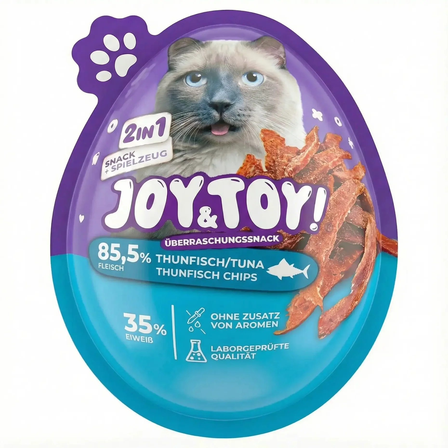 Eiförmige lila-türkise Katzensnackverpackung mit Pfotenform oben links. Oben: Kopf einer Siamkatze mit blauen Augen, Zunge leicht draußen; daneben getrocknete Thunfisch-Chips. Text: "JOY & TOY!", "2IN1 Snack + Spielzeug", "85,5% Thunfisch/Tuna Fleisch".
