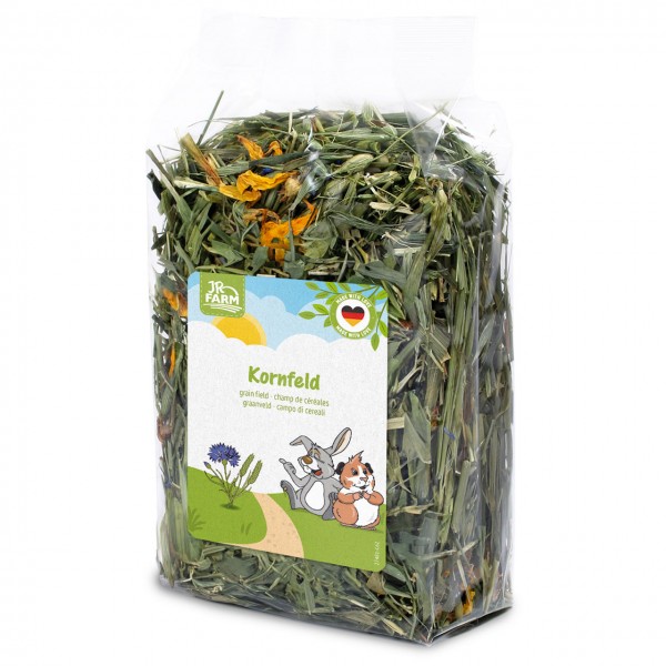 Transparenter Beutel mit getrocknetem Heu und orangefarbenen Blüten auf weißem Hintergrund. Farbetikett vorne mit JR FARM Logo, "Kornfeld", deutscher Flagge, Kornblume sowie Hase und Meerschweinchen auf Feldweg.