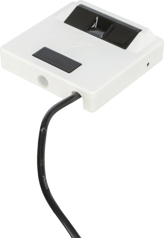 Weißes, rechteckiges Steuergerät mit drei schwarzen, glänzenden Bedienfeldern oben: ein längliches vorne links und zwei kleine quadratische nebeneinander auf dem leicht erhöhten hinteren Teil. Schwarzes Kabel vorne links.