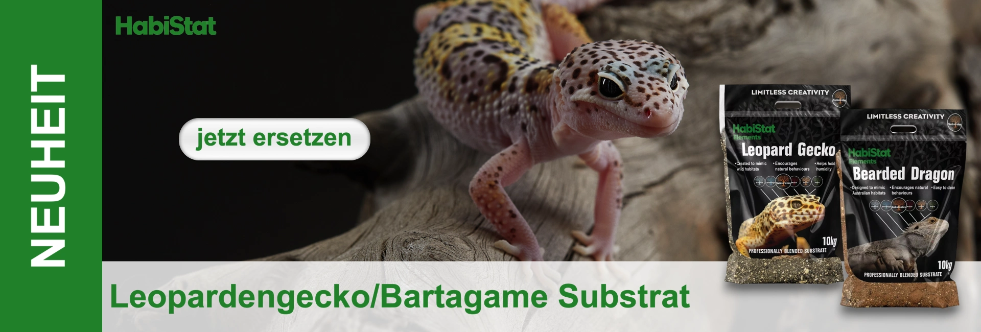 Ein Leopardgecko mit gelb-schwarzen Flecken krabbelt auf einem trockenen Ast und blickt nach vorne. Im Hintergrund sind unscharf weitere Äste. Rechts stehen zwei schwarze Produktverpackungen HabiStat Elements Substrat.