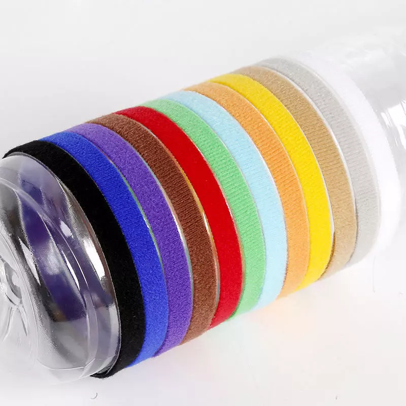 12 collari per cuccioli colorati con chiusura a velcro su una bottiglia trasparente.