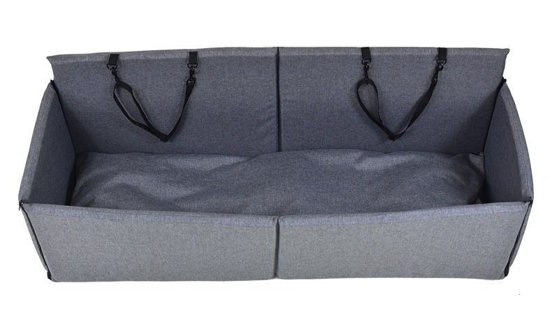 Lit gris en forme de voiture pour chiens, vue du dessus. Parois latérales hautes et robustes, coussin moelleux. Deux sangles noires réglables avec mousquetons métalliques pour fixation aux appuie-tête. Confortable, sécurisé.