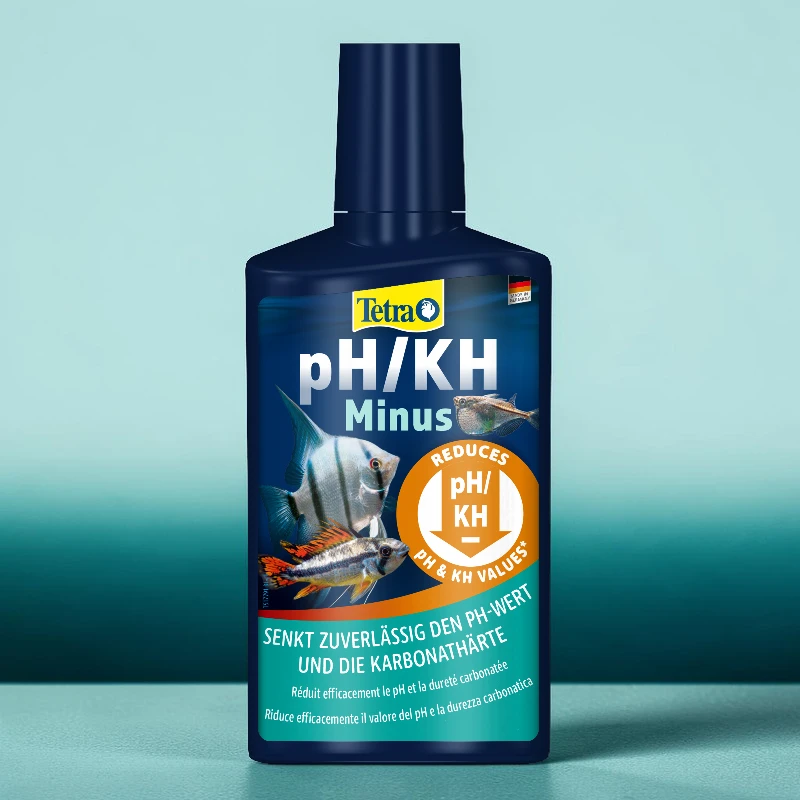 Dark blue bottle of ‘ Tetra ’ pH/KH Minus with label, ‘ Tetra ’ logo and product name. Pictured are three aquarium fish: a sailfin, a cichlid and a smaller fish. Orange emblem: Reduction of pH and KH levels.