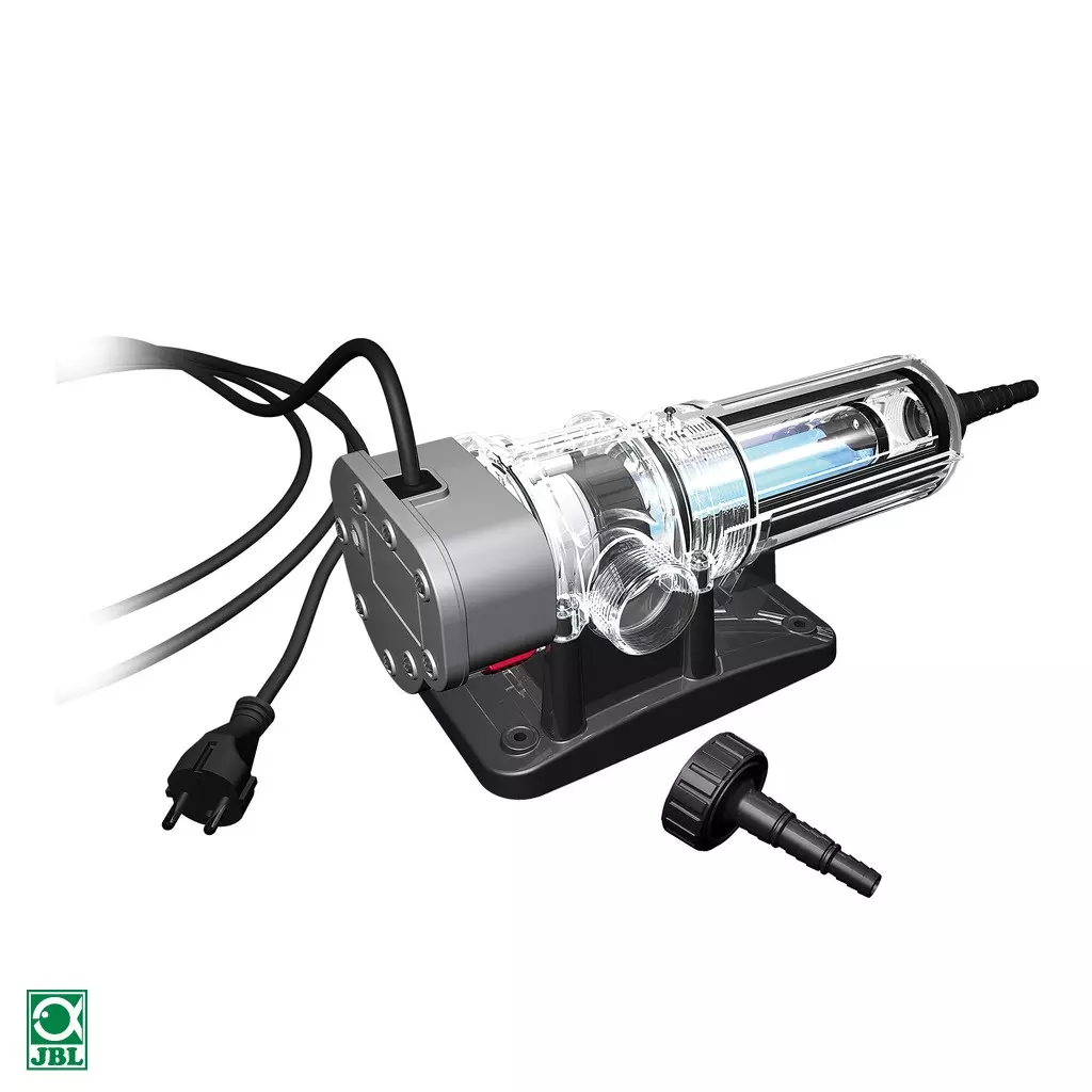 Eine UV-C-Wasserkläranlage mit Netzstecker, durchsichtigem Gehäuse und Anschlussstück, stehend auf schwarzem Sockel.
