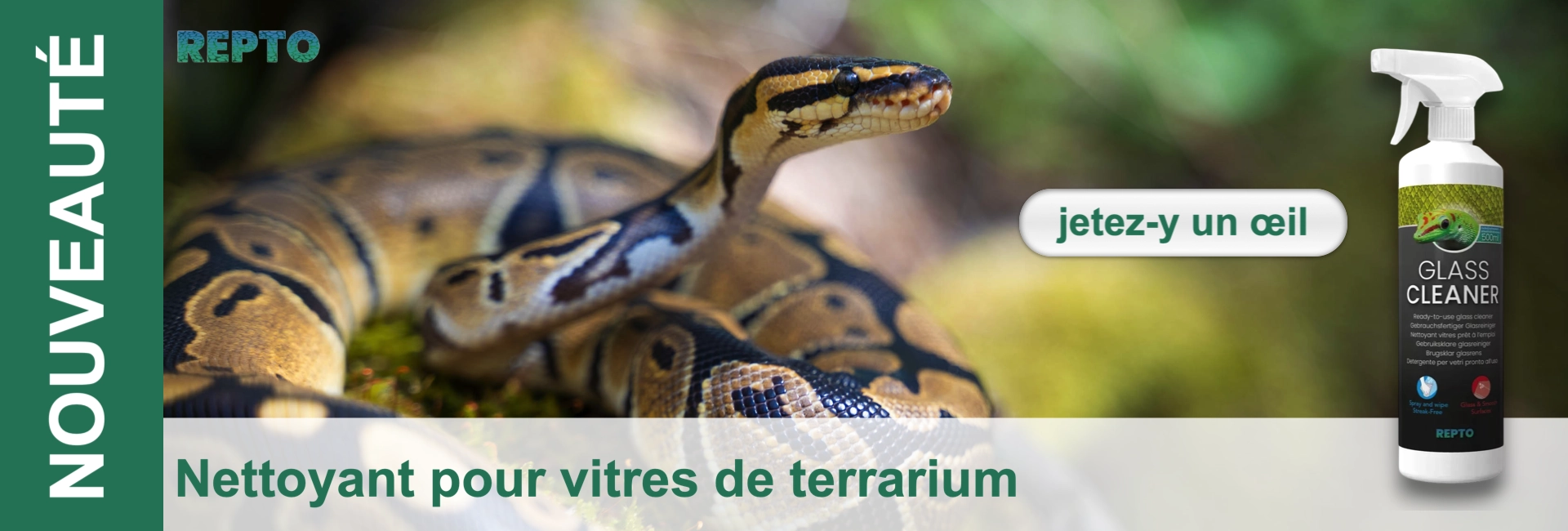 Un serpent aux motifs marron, noir et beige très voyants se tortille sur un fond vert flou. Il a la tête relevée et regarde vers la droite. À côté de lui se trouve un vaporisateur blanc « REPTRO GLASS CLEANER », un nettoyant pour vitres de terrariums.