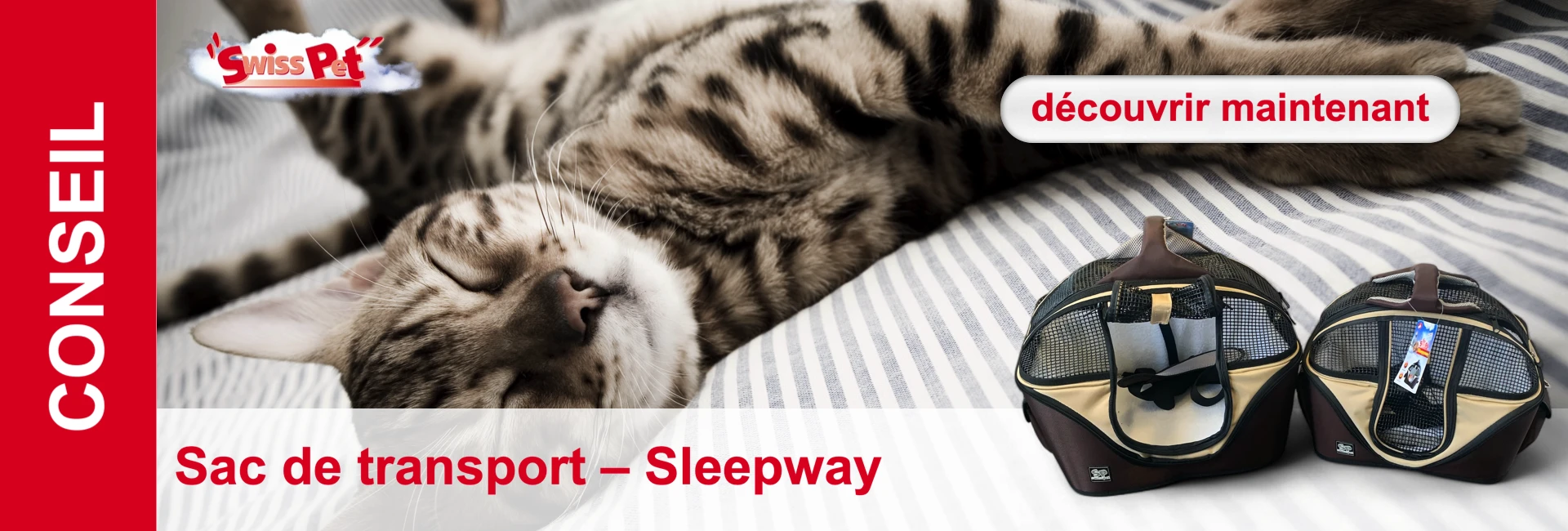 Chat dormant avec un motif de fourrure sur un support rayé, à côté de deux sacs de transport marron et beige.