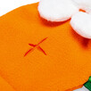 Detailaufnahme Snackspielzeug in Karottenform, orange mit weißen Details.
