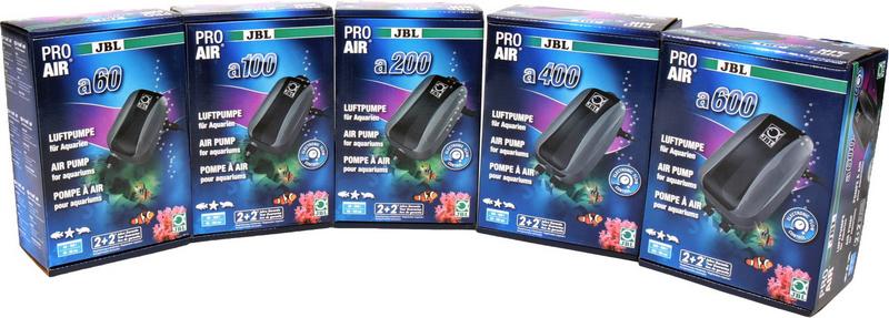 Fünf JBL Pro Air Luftpumpen in blauen und violetten Kartons, schräg in einer Reihe auf weißem Hintergrund. Die Verpackungen zeigen Modelle a60 bis a600, schwarze, ovale Luftpumpen sowie Clownfische und Korallen.