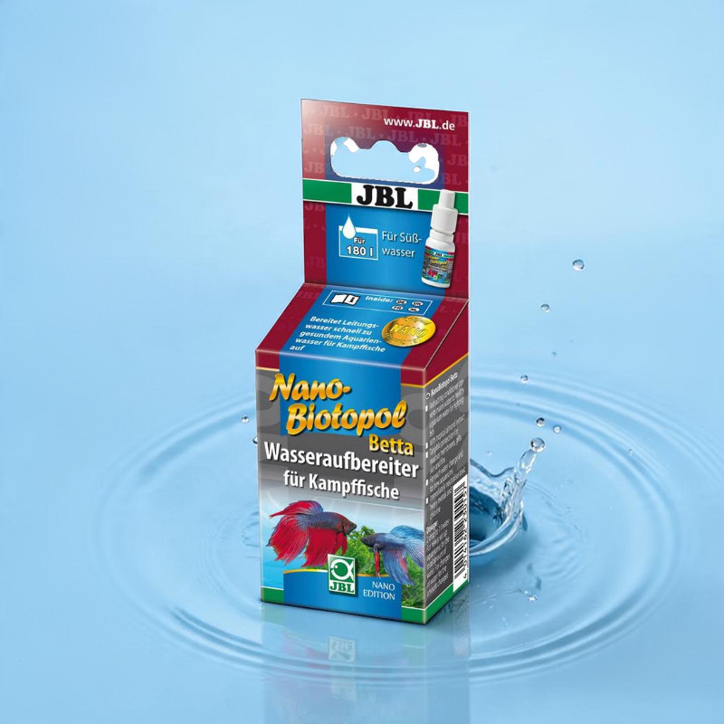 Aufrecht stehender JBL NanoBiotopol Betta Wasseraufbereiter in rot-blauer Verpackung. Vorderseite mit Produktnamen und bunten Kampffischen (rot und blau). Rechts ein Wasserspritzer mit Wellen auf hellblauer Oberfläche.
