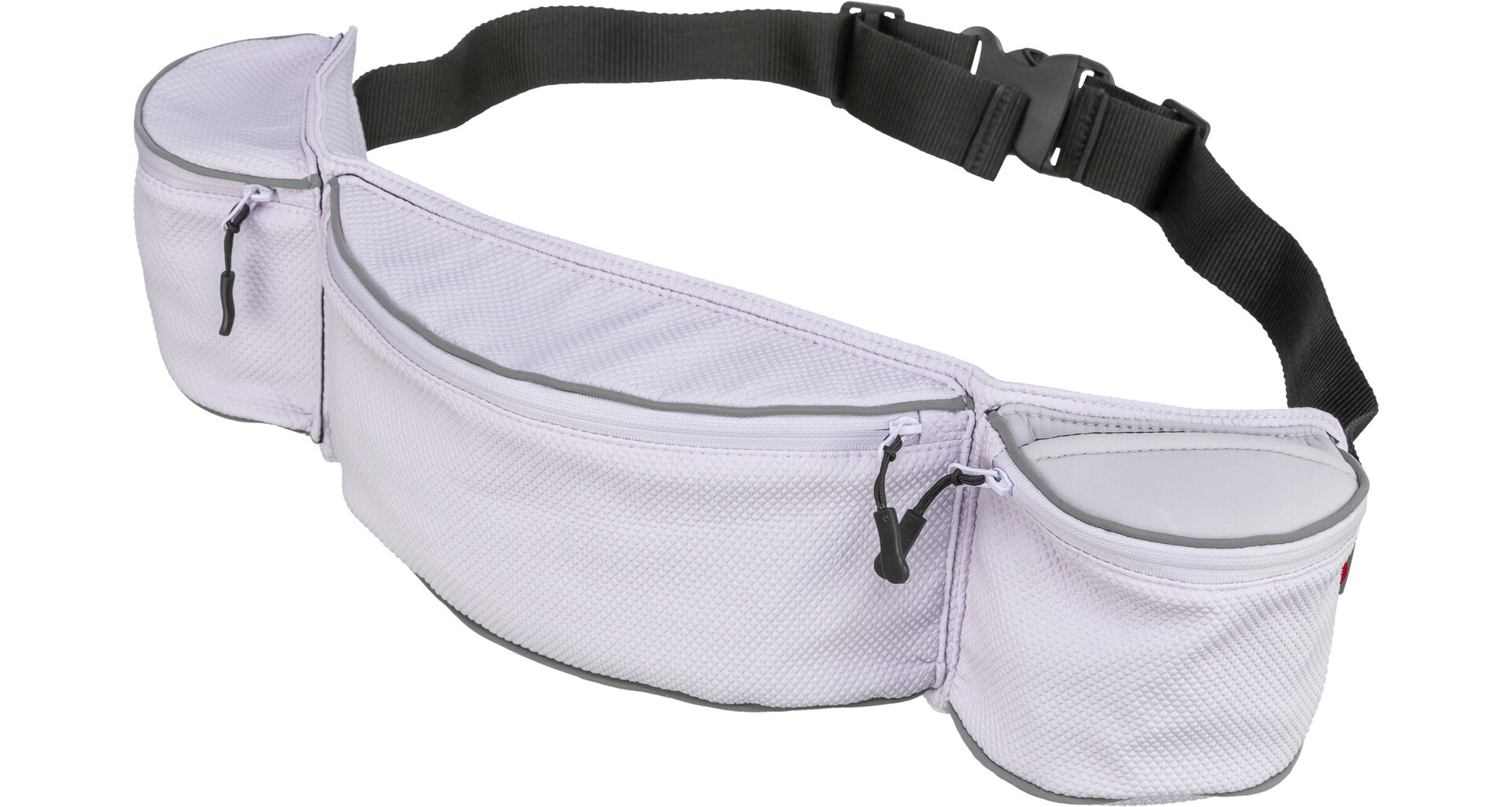 Hellviolette Bauchtasche aus strukturiertem Stoff mit mehreren Fächern. Großes Hauptfach mit Reißverschluss, zwei Seitentaschen: eine offen, eine mit Reißverschluss. Graue Paspeln an Kanten und Zippern. Verstellbarer dunkler Gurt mit Klickverschluss.