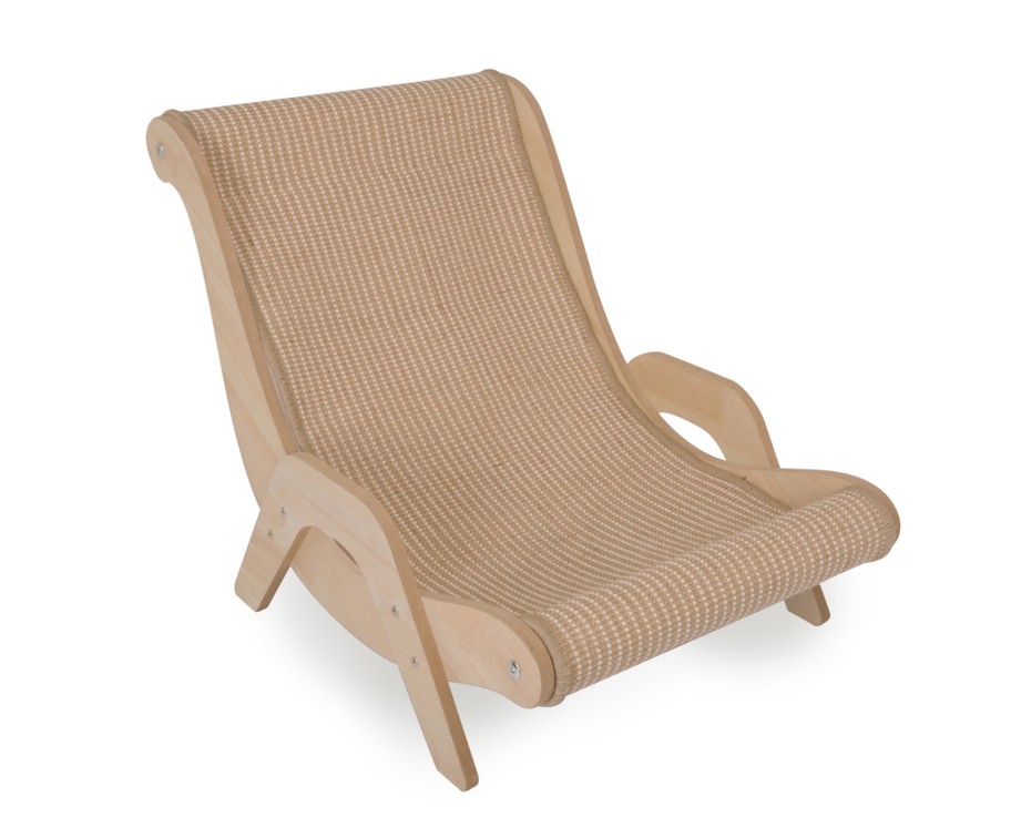 Petit fauteuil à bascule pour enfant en bois clair, aux lignes courbes, recouvert d'un tissu beige. Assise et dossier en tissu finement tissé, orné d'un motif à pois clairs. Les éléments en bois courbés forment les patins et les accoudoirs.