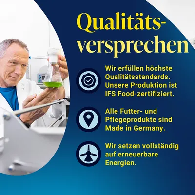 Uno scienziato in camice da laboratorio esamina un matraccio di Erlenmeyer con liquido verde. Grafica: Tetra. Impegno per qualità secondo elevati standard (IFS Food), produzione tedesca di mangimi, cura ed energie rinnovabili.