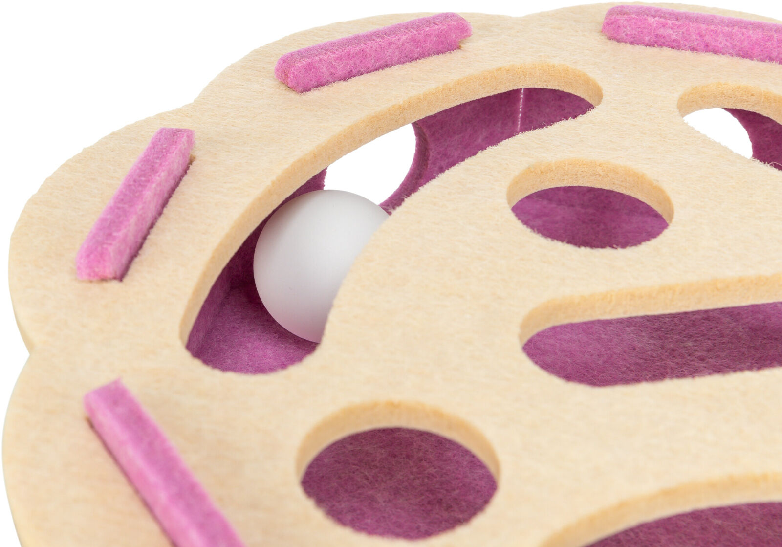 Vista dettagliata di un giocattolo interattivo per gatti in feltro chiaro con pallina bianca. Canali sinuosi e aperture rotonde rivestiti di feltro magenta brillante, con strisce rosa sopra. Pallina nel canale, pronta al gioco.