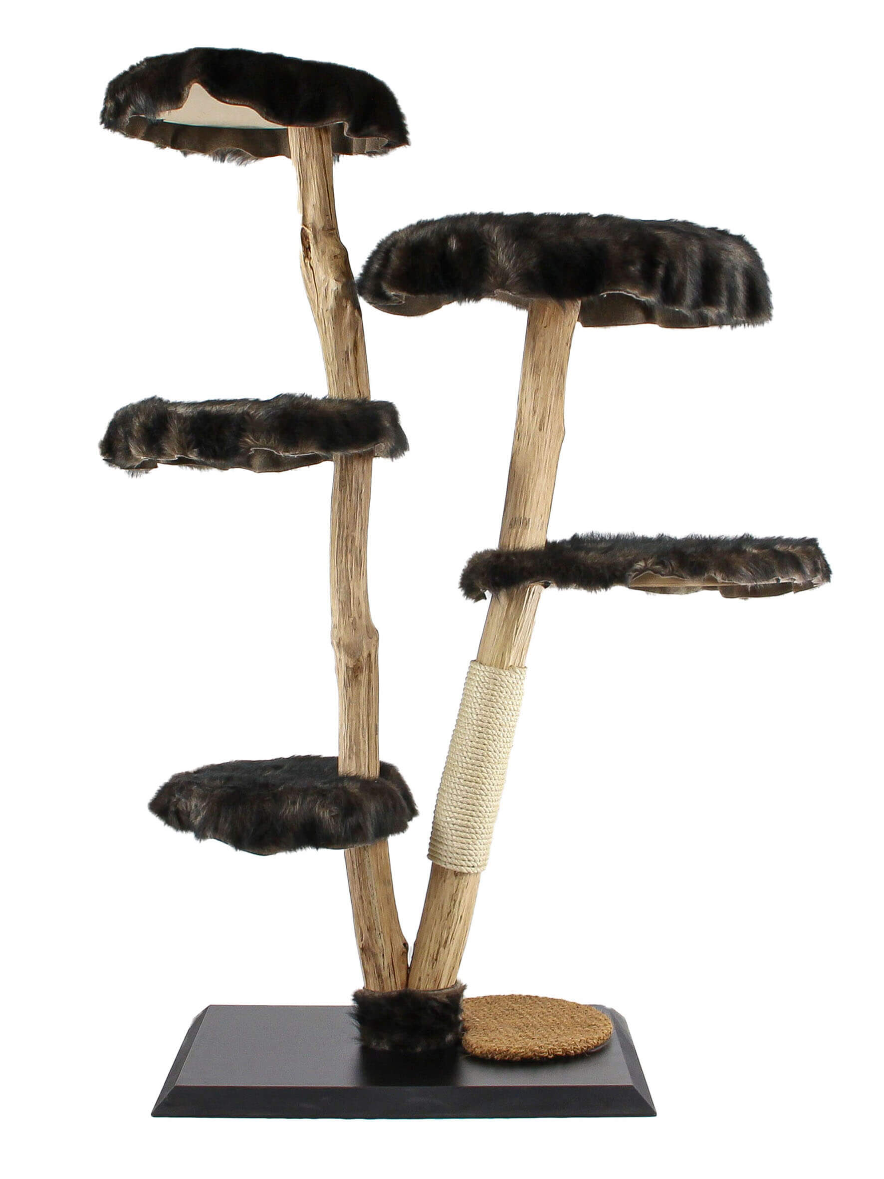 Mehrstöckiger Katzenbaum mit naturholzfarbenen Stämmen und fünf dunkelbraunen, flauschigen Liegeflächen. Ein Stamm ist teils mit Sisal umwickelt, ideal zum Krallenwetzen. Stabil auf rechteckiger Bodenplatte.