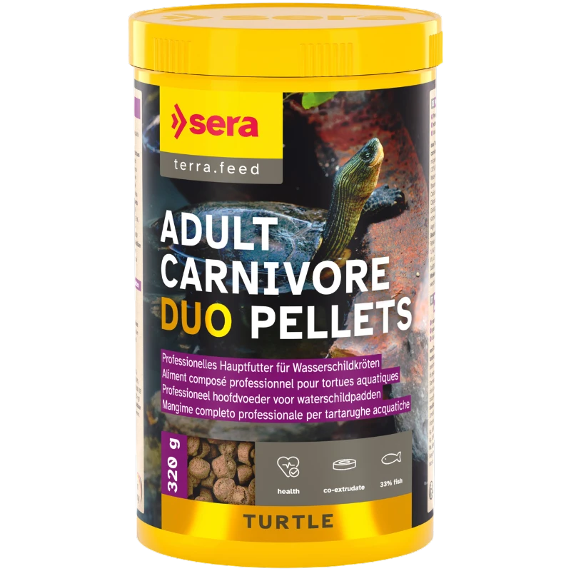 Gelb-dunkelgrauer Behälter "Sera Adult Carnivore Duo Pellets". Etikett zeigt Wasserschildkröte mit grünem Panzer und gestreiftem Hals, Kopf aus dem Wasser. Sichtbare braune Pellets, 320 g, Hinweis "TURTLE".