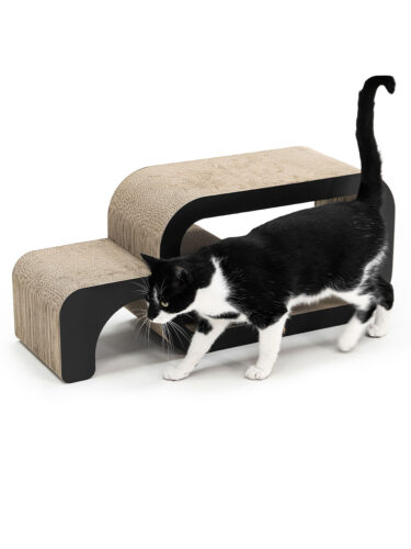 Un gatto bianco e nero si intrufola sotto un tiragraffi a due livelli realizzato in cartone ondulato beige con i lati neri. Il tiragraffi dalla forma ricurva è posizionato su uno sfondo bianco. Il gatto si sposta da sinistra a destra.