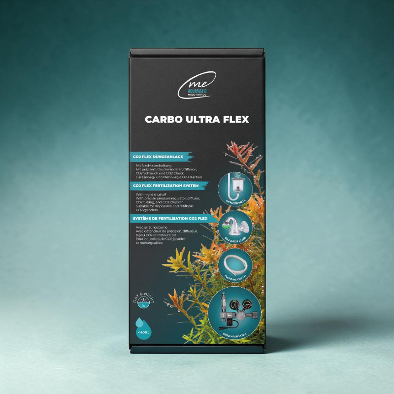 Schwarzer ME Carbo Ultra Flex CO2-Düngeanlagen-Karton auf türkisem Hintergrund. Verpackung mit schematischen Darstellungen von Druckminderer, Diffusor und CO2-Dauertest, umgeben von Wasserpflanzen; inkl. Nachtabschaltung, für Aquarien bis 400 L.