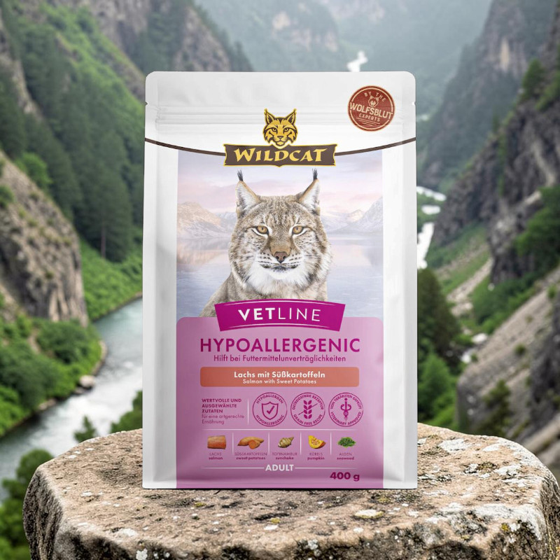 White Vetline Hypoallergenic pack: Salmon & sweet potato for adult cats with food intolerances. 400g, grain-free, recommended by vets. Lynx against an Alpine landscape.