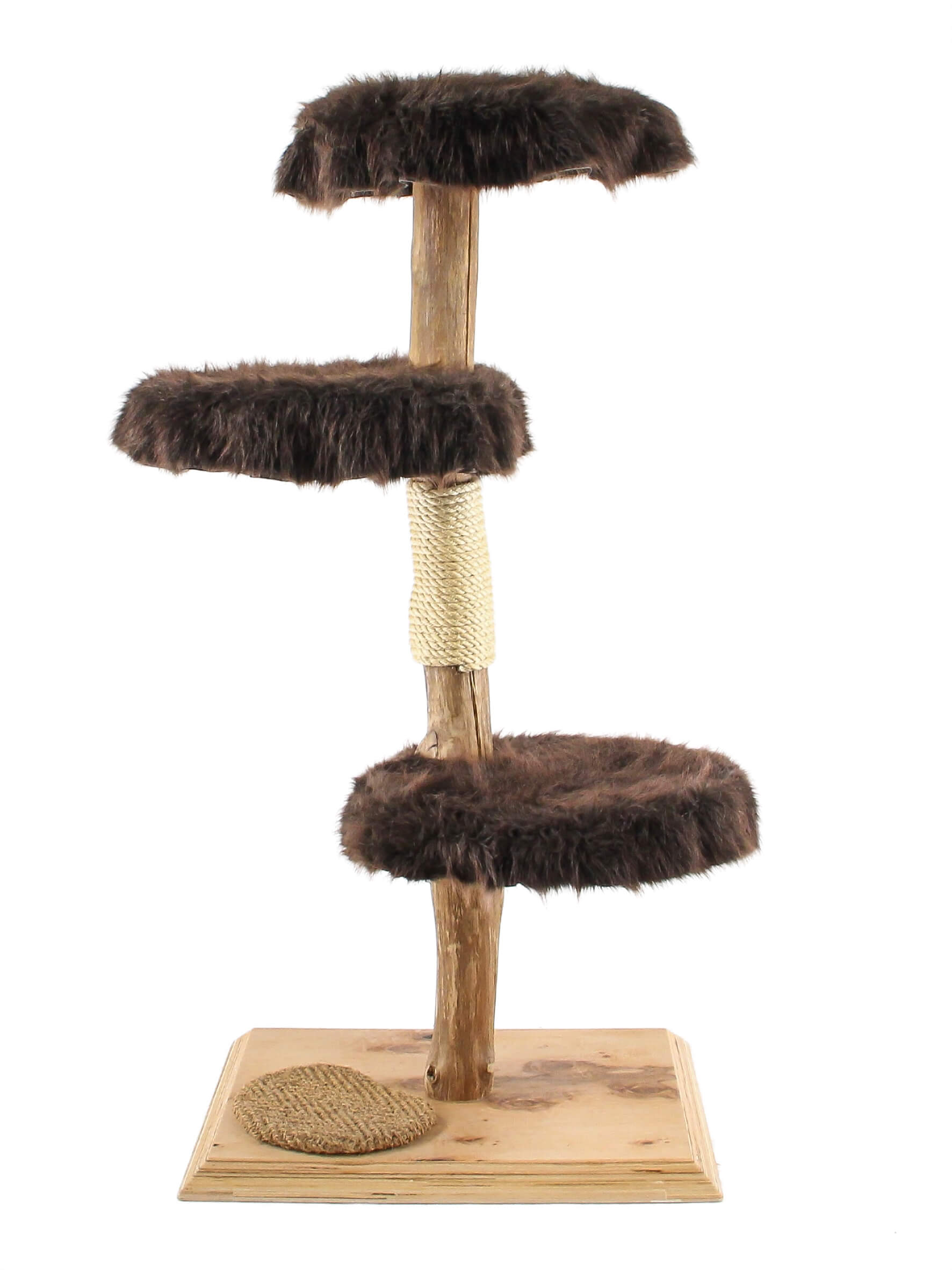 Dreistufiger Kratzbaum mit stabiler Holzstange und drei runden Plattformen aus dunkelbraunem Kunstfell. Der Mittelteil ist mit beigefarbenem Sisalseil umwickelt. Basis: hellbraune Holzplatte mit kleiner Sisalmatte daneben.
