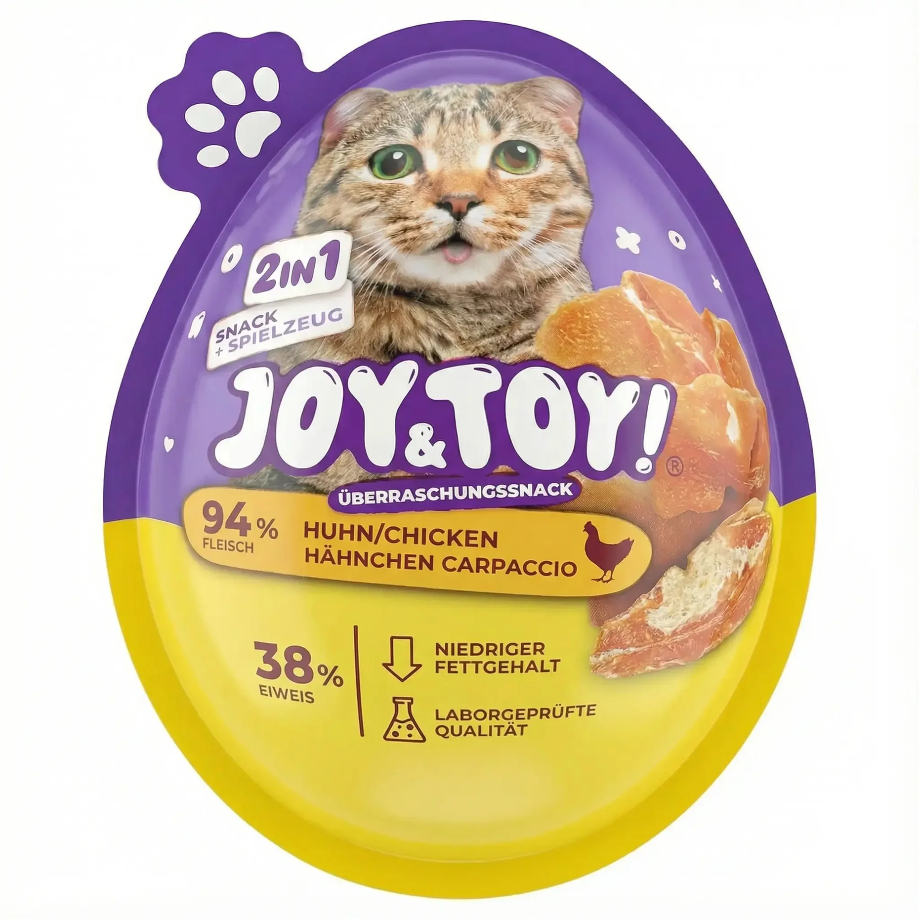 Lila-gelbes, eiförmiges Päckchen Katzenleckerchen von Joy & Toy. Oben Kopf einer getigerten Katze mit grünen Augen. Aufdruck: „2 in 1 Snack+Spielzeug“, „94% Fleisch“, „Huhn/Chicken“, „38% Eiweiß, wenig Fett“. Hühnchenstücke.