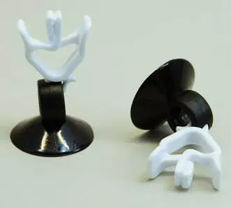 Due clip per alimenti JBL con ventosa, una in piedi e una sdraiata con clip per alimenti bianche aperte.
