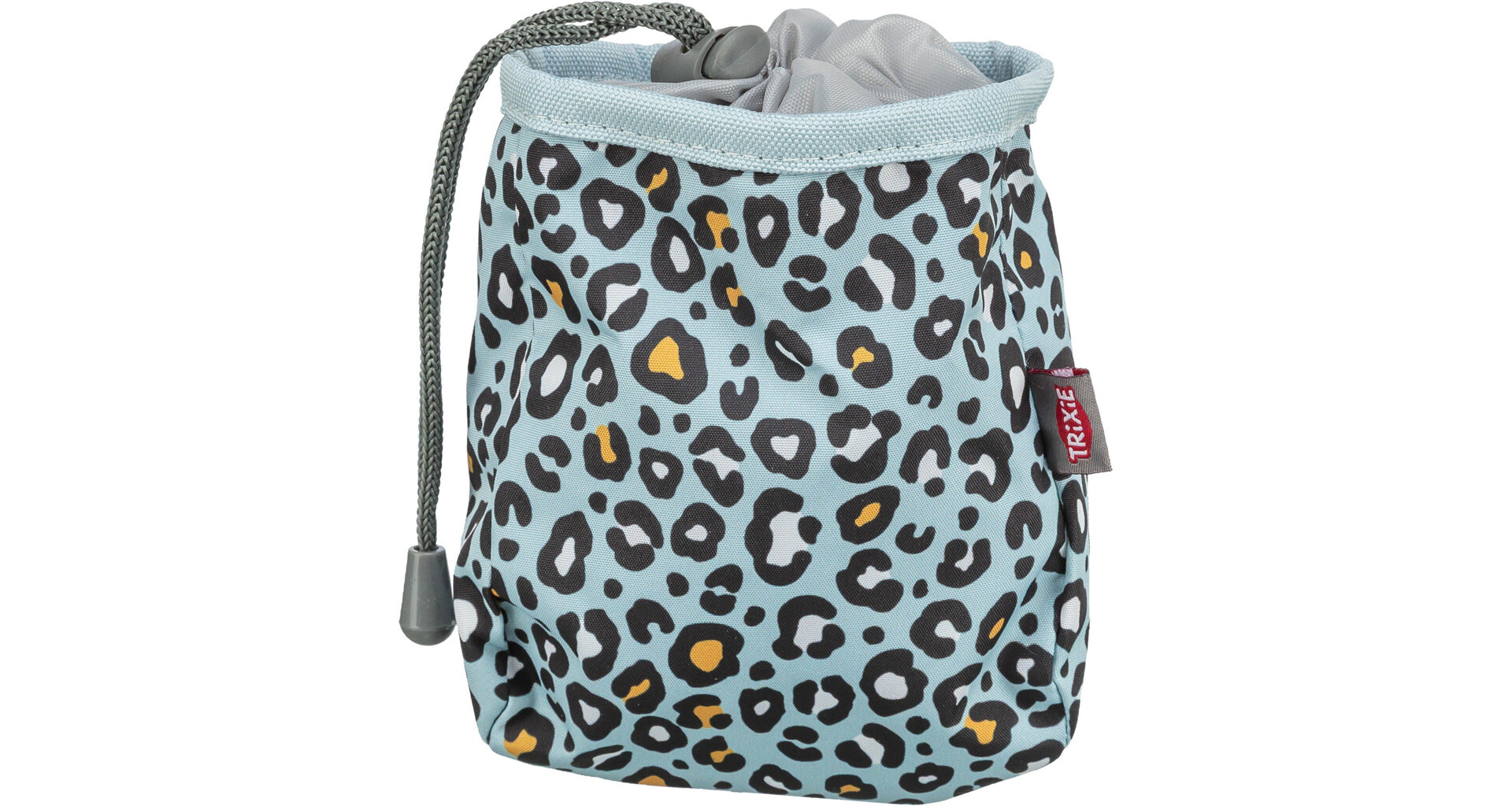 Zylindrische Stofftasche mit Leopardenmuster in Hellblau, Schwarz, Weiß und Gelb, oben mit grauem Kordelzug und Stopper verschließbar. Hellgraues Innenfutter und rotes "TRIXIE"-Etikett rechts.