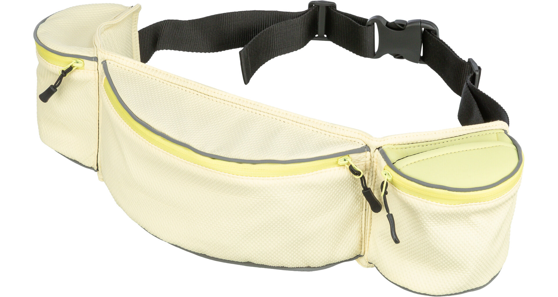 Eine helle, cremefarbene Bauchtasche mit mehreren Reißverschlussfächern und einem verstellbaren schwarzen Gurt mit Schnalle. Neon-gelbe Reißverschlüsse und graue Reflektoren betonen die Konturen der leicht strukturierten Oberfläche.