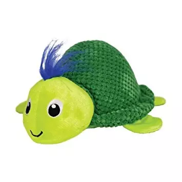 Tortue verte en peluche avec herbe à chat et poils bleus, jouet pour chats.