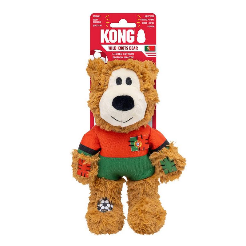 Orsacchiotto di peluche marrone con abbigliamento sportivo arancione/verde. Sul petto toppa con bandiera del Portogallo, sul piede sinistro un pallone da calcio. Naso e occhi morbidi cuciti. Su confezione rossa Kong.