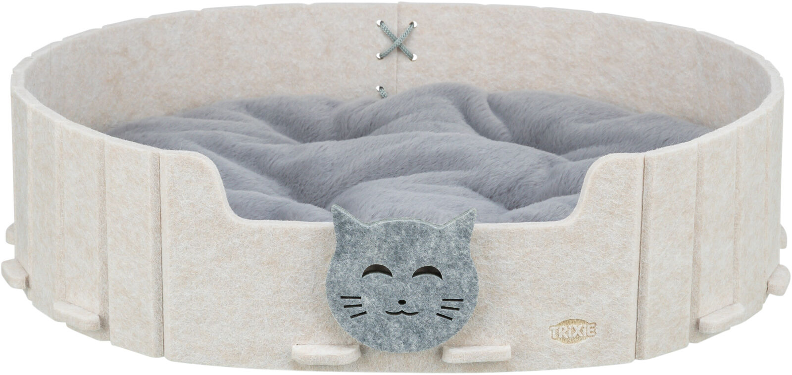 Cuccia rotonda per gatti color beige in feltro resistente con morbido cuscino in peluche grigio. Apertura frontale bassa con testa di gatto sorridente in feltro grigio. Parete posteriore con ricami a punto croce azzurri, logo " Trixie" sul lato.