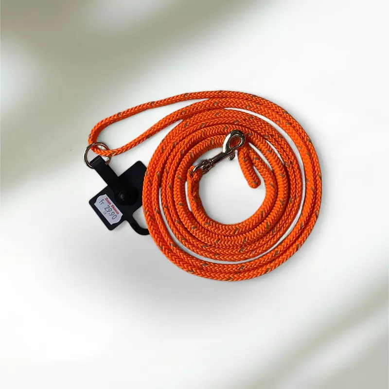 Orangefarbene Hundeleine aus Seil, aufgerollt, mit Karabinerhaken und schwarzem Halteriemen.