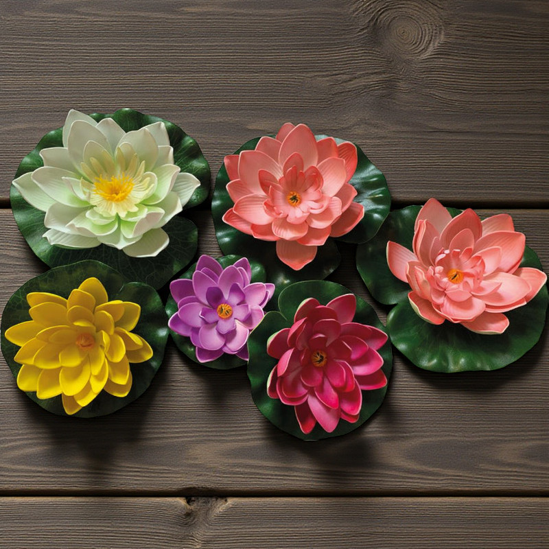 Sechs Teichrosen aus Kunststoff in Gelb, Lila, Weiß, Rosa und Rot auf grünen Blättern.