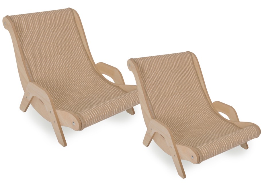 Deux fauteuils à bascule confortables, un pour adulte et un pour enfant, sont posés sur un fond blanc. Structures en bois clair aux lignes courbes et revêtement en tissu beige finement tissé. Le grand est à l'arrière gauche, le petit à l'avant droit.