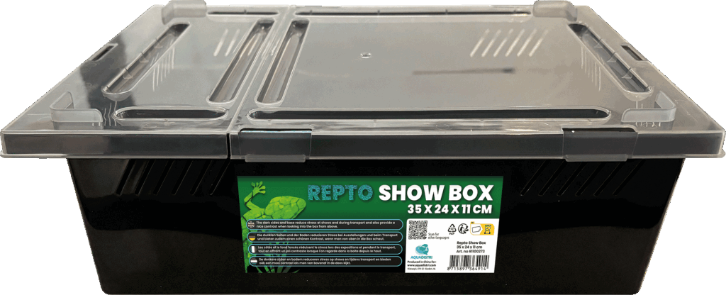 Schwarze Transport- und Ausstellungsbox für Reptilien/Kleintiere mit transparentem Deckel, Lüftungsschlitzen und 2 aufklappbaren Zugangsöffnungen. Maße 35x24x11 cm. Grünes Etikett "REPTO SHOW BOX" mit Geckologo.