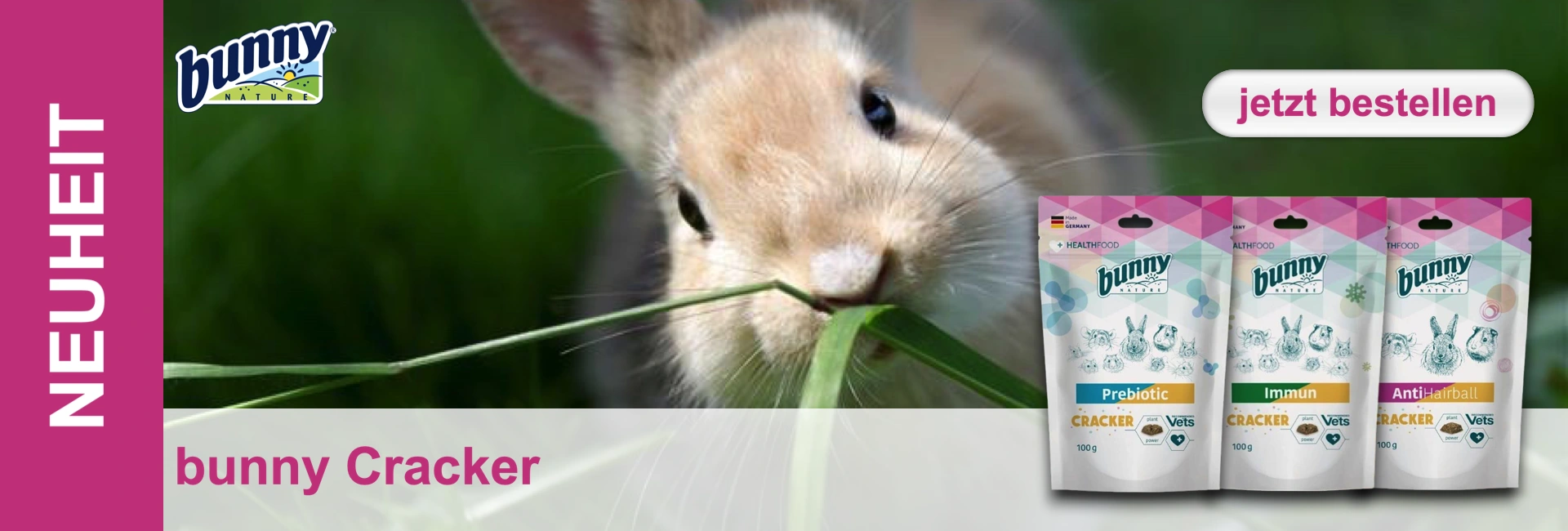 Un coniglio beige mangia una foglia verde, con accanto tre pacchetti di cracker per coniglietti.