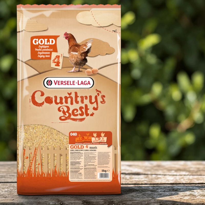 Versele Laga Country's Best Gold 4 Mash laying meal bag. The sack features a brown hen, eggs and the words Country's Best. The design imitates paper and cardboard. The laying meal is visible at the bottom.