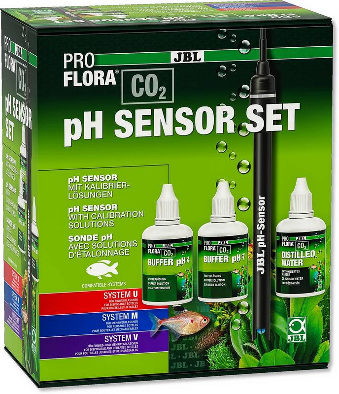 Kit de capteurs CO2 et pH JBL Pro Flora dans un emballage vert et noir. Sur la boîte : capteur de pH noir, trois petites bouteilles de solutions tampons (pH 4, pH 7) et eau distillée. En bas, aquarium planté avec poissons.