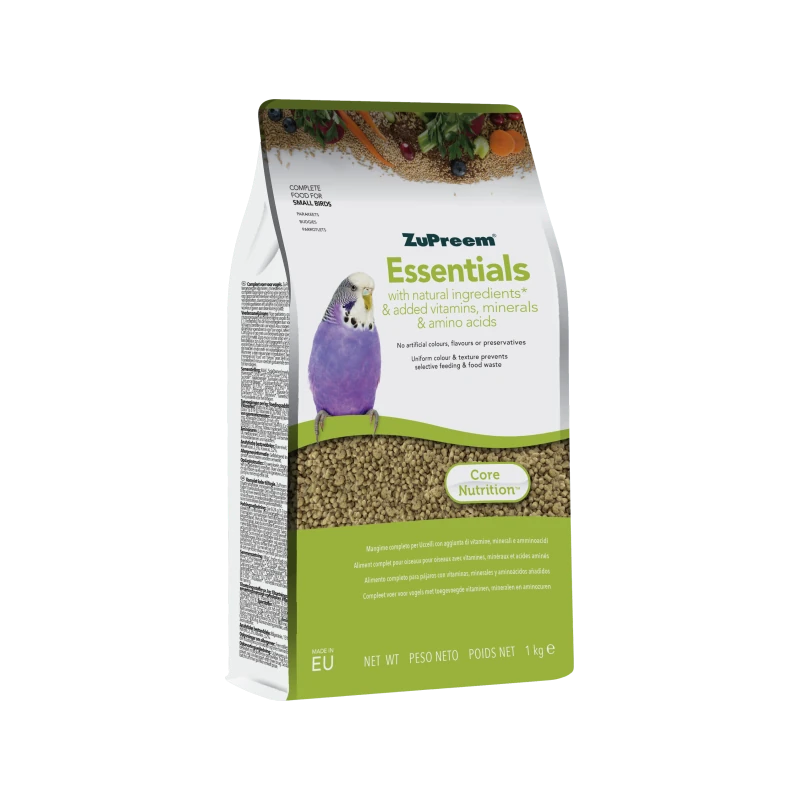 Confezione bianca di mangime per uccelli ZuPreem Essentials per piccoli uccelli, con un pappagallino ondulato viola in primo piano. Ingredienti naturali, vitamine e minerali, dieta completa contro selezione. In basso pellet marroni.