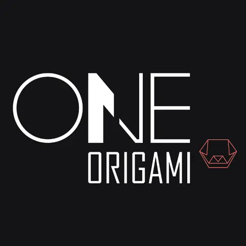 Logo di ONE ORIGAMI su sfondo nero con scritte bianche. "ONE" in grande: O come cerchio, N in grassetto, E come contorno. Sotto, "ORIGAMI" in caratteri più piccoli con contorni, accanto una figura origami rosa.