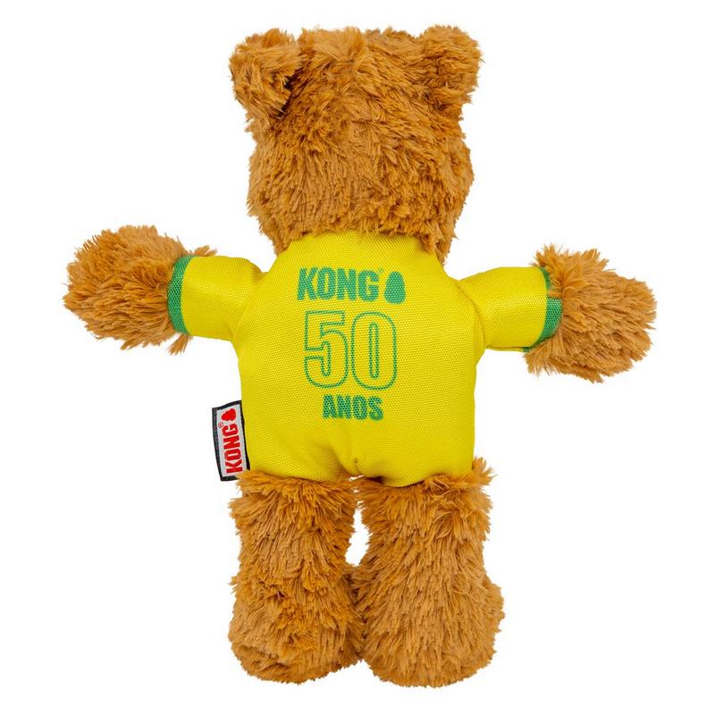 Orsacchiotto di peluche marrone e soffice con maglietta giallo brillante con dettagli verdi. Sul dorso: «Kong», sotto «50» e «ANOS». Nastri verdi sulle braccia, etichetta nera «Kong» a sinistra. Su sfondo bianco.