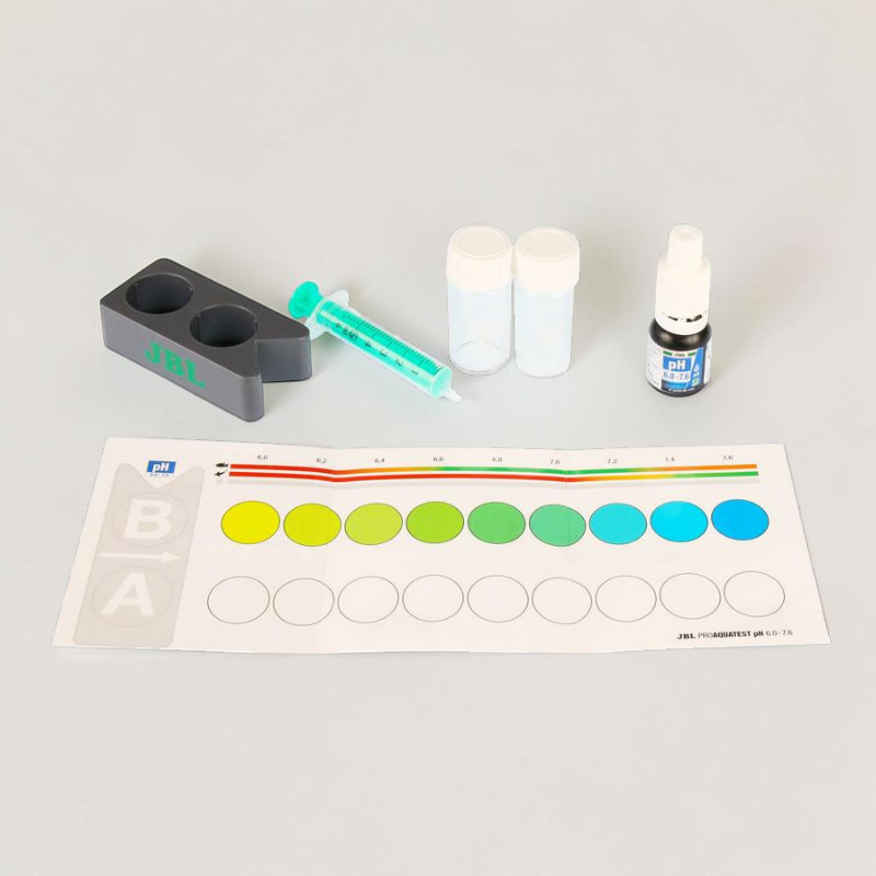 JBL ProAquaTest pH 6.0-7.6 Wassertest-Set mit grauem Komparatorblock (JBL-Logo), grüner Spritze, zwei leeren Glasküvetten und Reagenzfläschchen. Farbskala pH 6.0-7.6 (Gelb bis Blau) für Süßwasser.