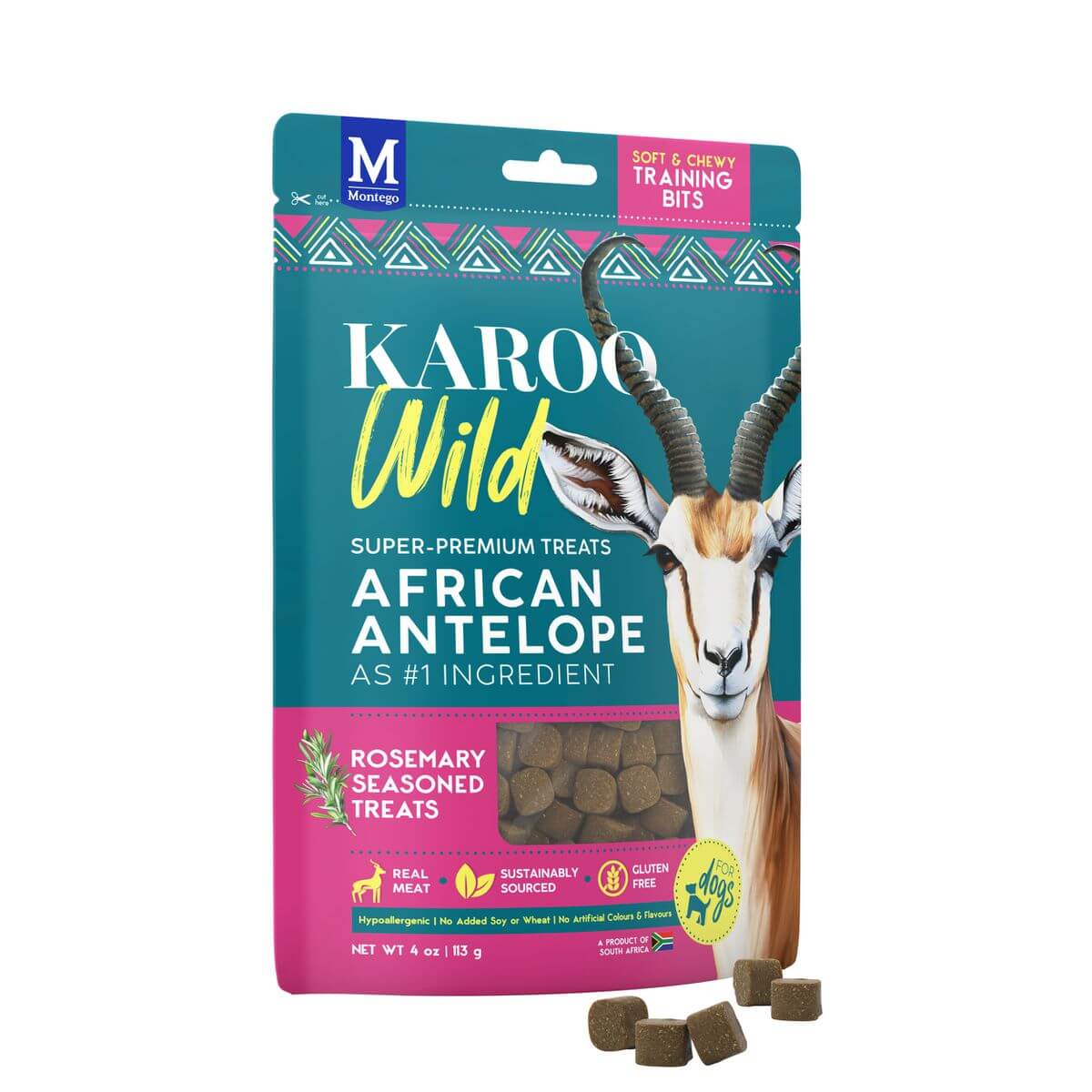 Teal-pinker Beutel Montego Karoo Wild Hunde-Leckerlis mit Springbock vorn. Bewirbt "Soft & Chewy Training Bits" aus afrikanischer Antilope und Rosmarin. Glutenfrei, hypoallergen. Braune Stücke davor. 113g.