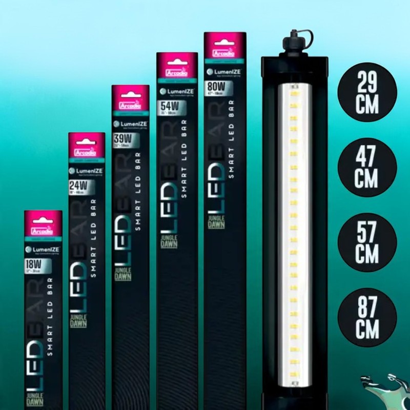 Fünf vertikale Verpackungen für Arcadia LumenIZE Jungle Dawn Smart LED Bars (18W, 24W, 39W, 54W, 80W). Rechts ein leuchtender LED-Balken (schwarzes Gehäuse). Vier Kreise zeigen Längen: 29, 47, 57, 87 cm.
