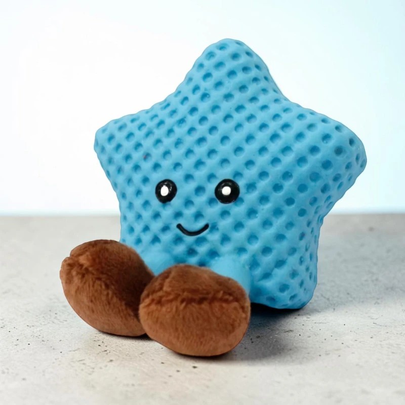 Jouet pour chiots bleu clair en forme d'étoile, en latex souple sur fond clair. Avec des yeux et un sourire, surface finement picotée. En bas, deux petites pattes marron en peluche. N'abîme pas les dents, idéal pour les chiots.