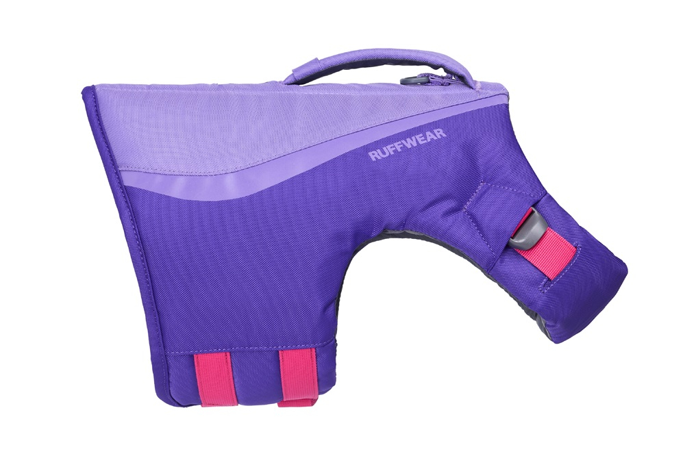 Un gilet de sauvetage violet pour chiens, avec des détails violet clair et le logo « Ruffwear » sur le côté. Il a une poignée robuste sur le dessus, et des sangles rose vif avec boucles grises à l'avant et en bas.